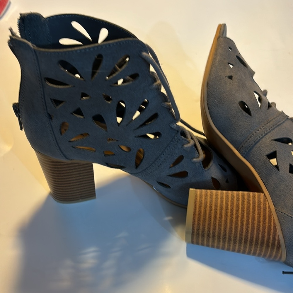 Rampage floral cut out open toe laced sandals 3 1/4 inch block heels size 6 - Picture 5 of 6